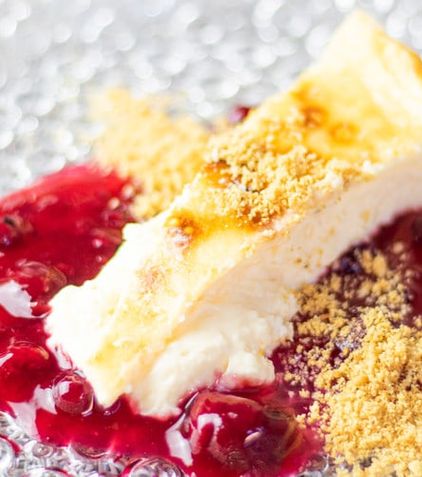 Tarta de queso con frutos rojos y migas de galleta
