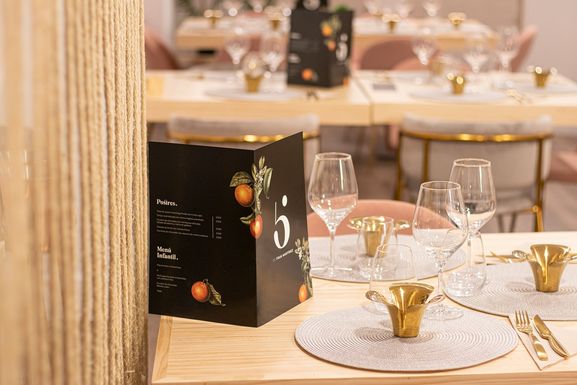 La carta de 5 Sentidos sobre una mesa puesta