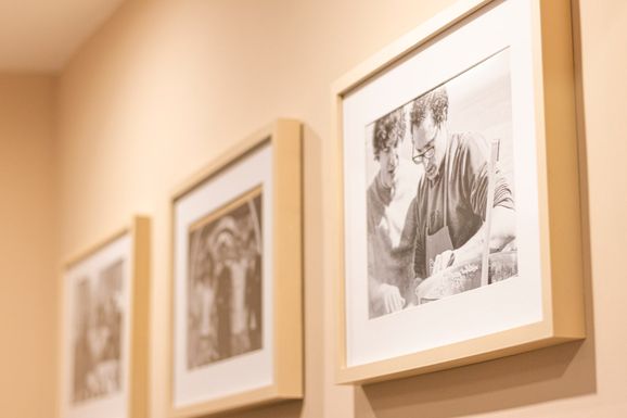 Fotografías en blanco y negro enmarcadas en la pared del comedor