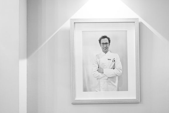 Retrato enmarcado de Fran Martínez con chaquetilla de cocinero