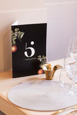 La carta de 5 Sentidos en una mesa puesta