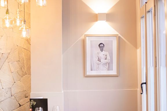 Pasillo con el retrato de Fran Martínez colgado en la pared