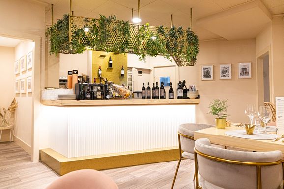 La barra del restaurante, con plantas colgadas del techo
